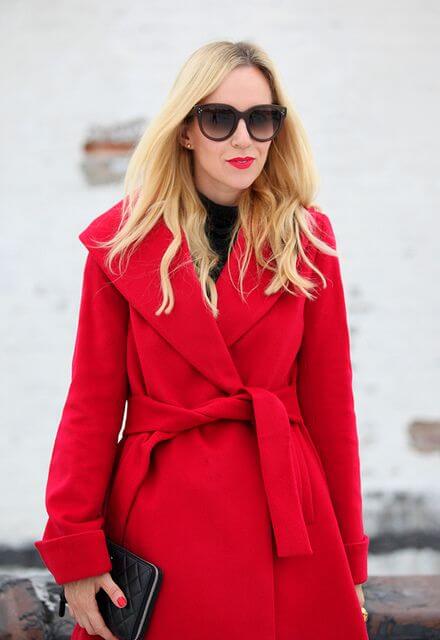 Look com casaco vermelho vivo